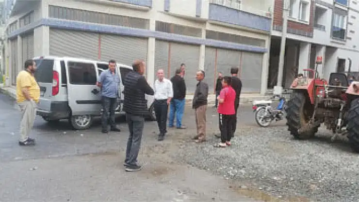 Hafif ticari araçla motosiklet çarpıştı: 2 yaralı