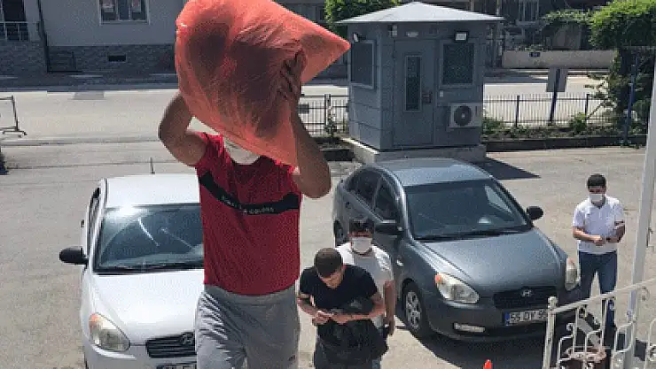 Mağazadan kıyafet hırsızlığına 2 gözaltı