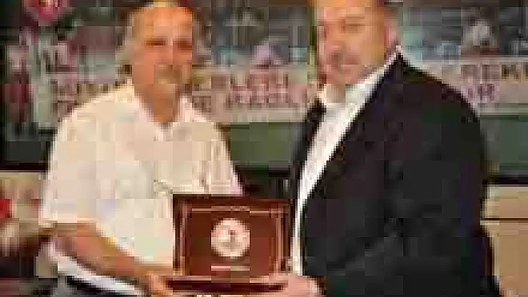 Başkan Yılmaz'a OMÜ'den plaket