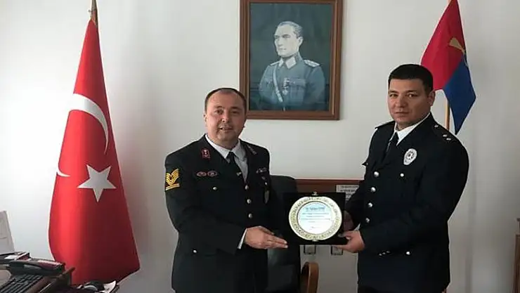 Tayini çıkan komutana plaket