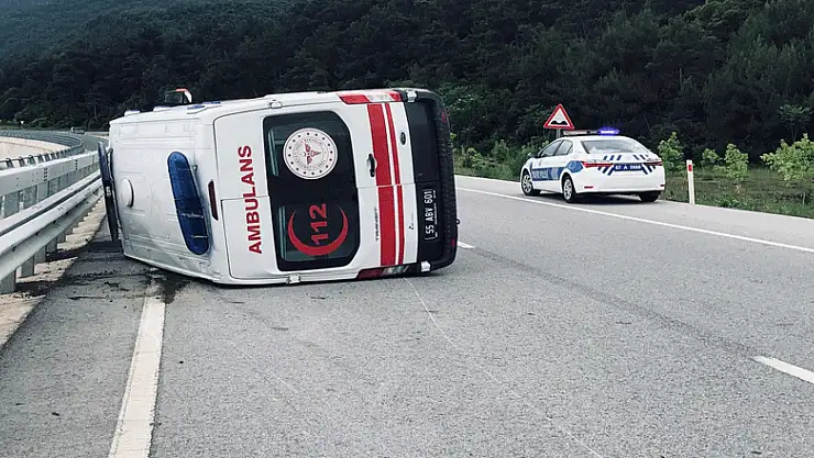 112 ambulansı devrildi: 1 yaralı
