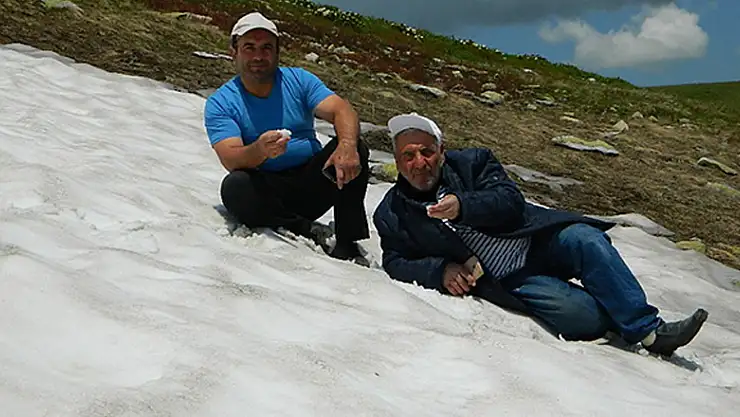 Sıcak havadan bunalanlar, serinlemek için yayladaki karlı bölgeye koşuyor