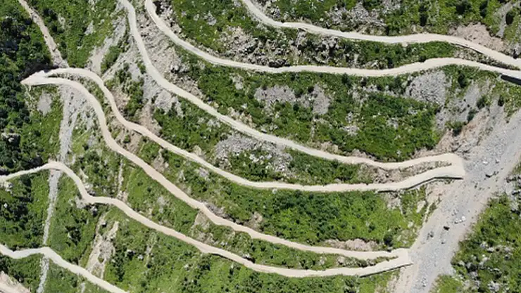 Dünyanın en tehlikeli yolları arasında gösterilen Derebaşı Virajları'nın yolu ulaşıma açılmayı bekliyor