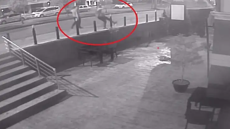 Pastahanenin bahçe duvarının camlarını kırarken kameraya yakalandı 