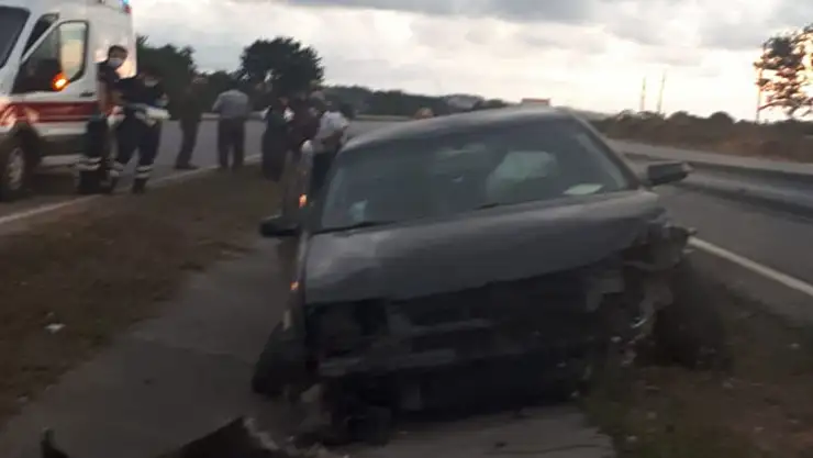 Otomobil bariyere çarptı, sürücü yaralandı