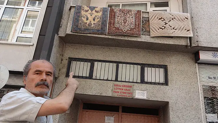 Balkondan düşen çocuğu yoldan geçen genç tutarak ölümden kurtardı