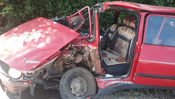 2 otomobil kafa kafaya çarpıştı: 3 yaralı 