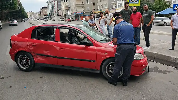 Kavşakta iki otomobil çarpıştı: 1 yaralı