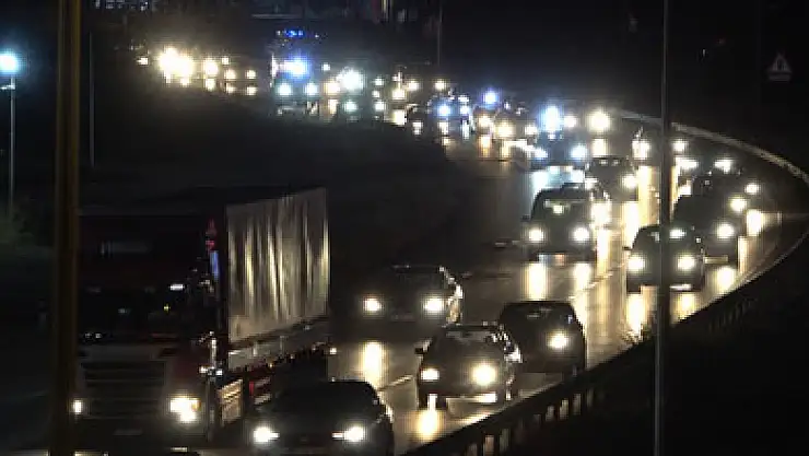 43 ilin geçiş noktasında trafik yoğunluğu