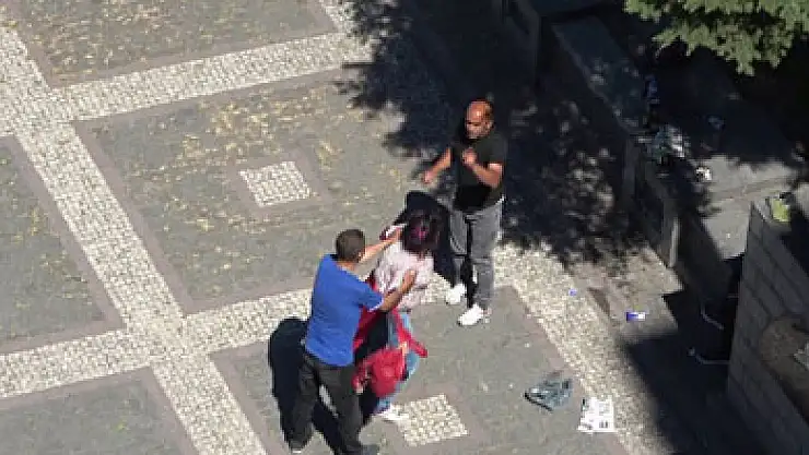 Gündüz vakti parkta alkol alan şahıslar ortalığı birbirine kattı