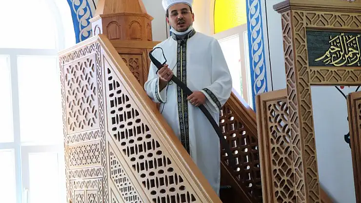 Bu camide hutbe 9,5 asırdır 'kılıç'la okunuyor  