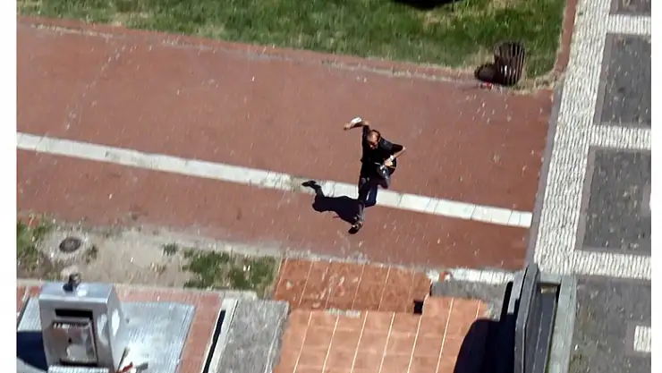 Şaşkın sarhoşun siren paniği kamerada