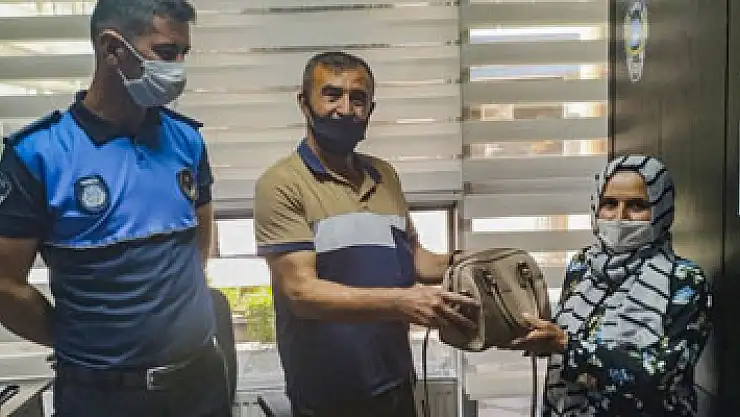 Sabah yürüyüşünde bulduğu içi altın ve para dolu çantayı sahibine teslim etti