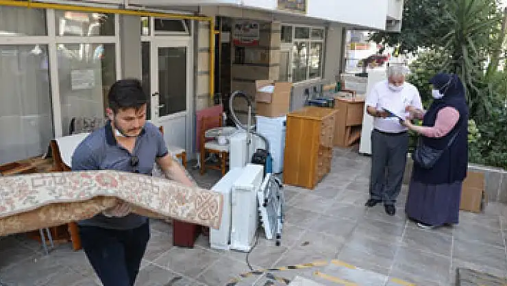 Vefat eden annesinin tüm eşyalarını ihtiyaç sahiplerine bağışladı