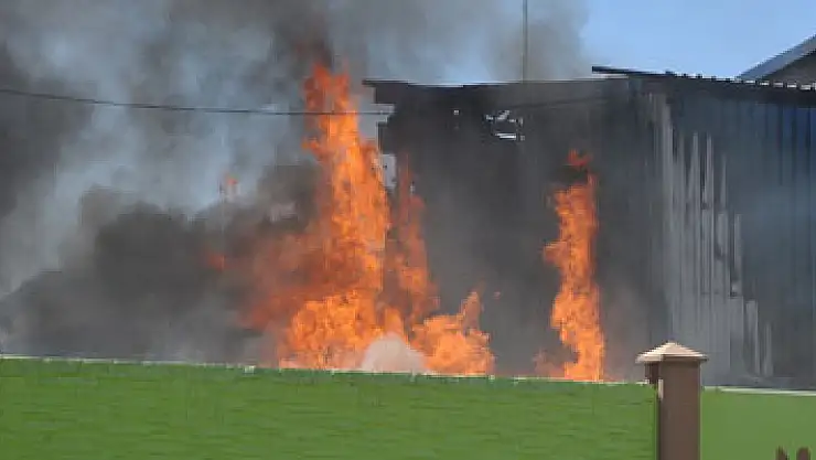 Geri dönüşün tesisinde yangın