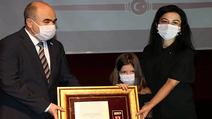 Şehit babasının madalyasını kızı aldı