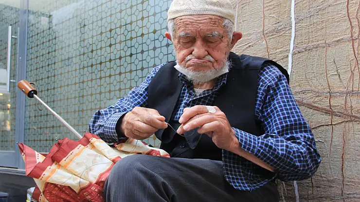 Samsun'da 90 yaşındaki şemsiye tamircisi kış sezonuna hazırlanıyor
