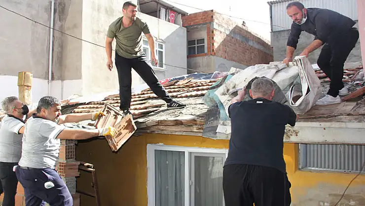 Samsun'da yaşlı kadının çatı onarımı için seferber oldular