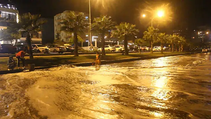 Karadeniz'de dev dalgalar oluştu, deniz yola taştı