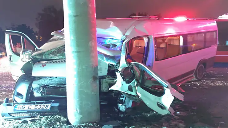 Samsun'da minibüs direğe çarptı : 1 yaralı