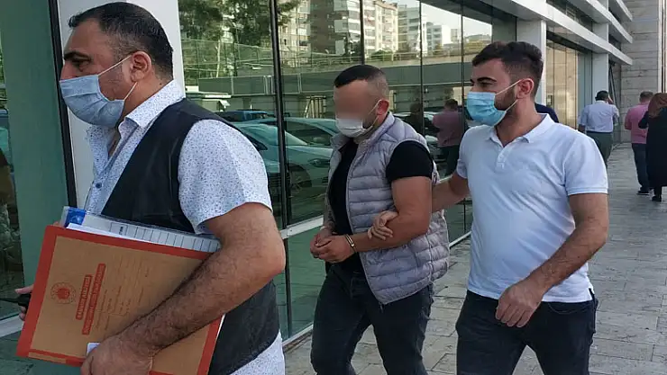 Kazara arkadaşını vurdu