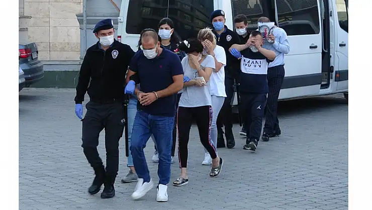 Samsun'da 20 bin 689 uyuşturucu hapla yakalanan 5 kişi adliyeye sevk edildi