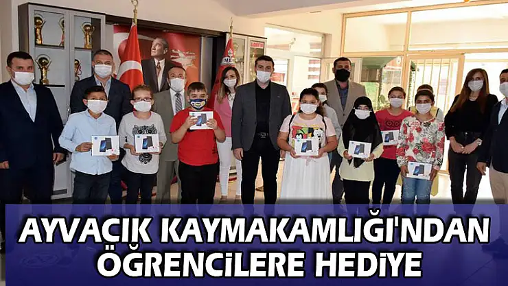 Ayvacık Kaymakamlığı'ndan Öğrencilere Hediye