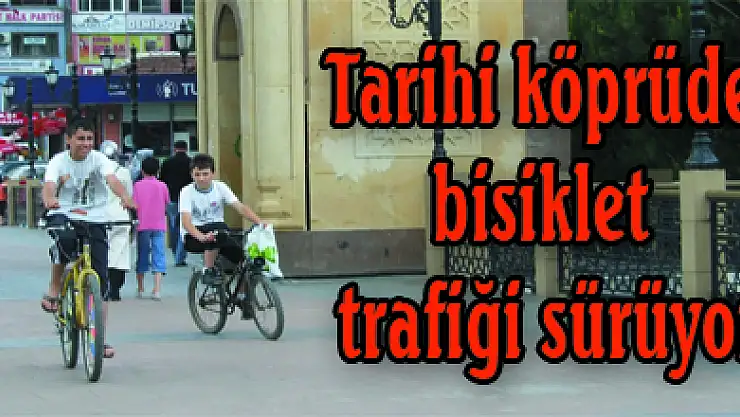 Tarihi köprüde bisiklet trafiği sürüyor