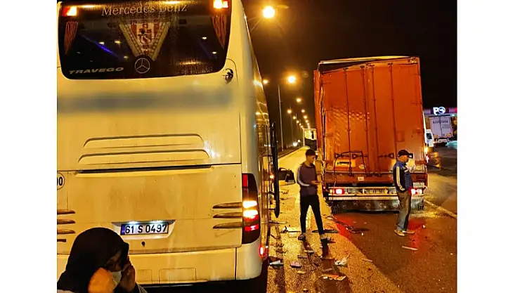 Samsun'da yolcu otobüsü tıra arkadan çarptı: 2 yaralı