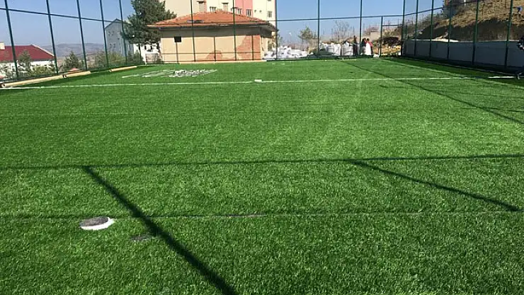 Kırsal mahalleye sentetik çim saha