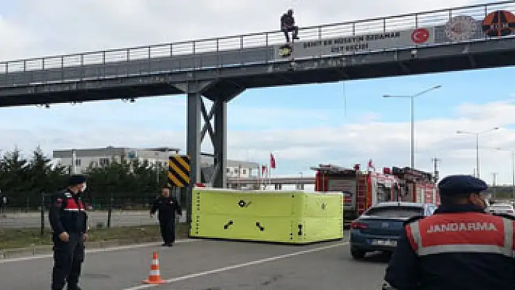 Üst geçitte intihara teşebbüs eden işitme engelli şahsı komutan ikna etti