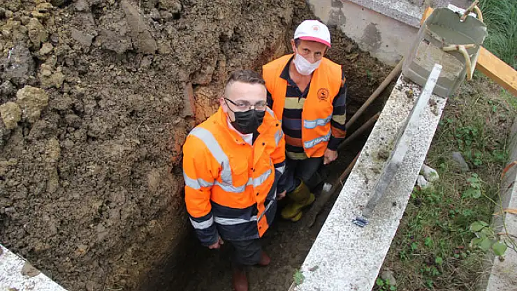 İnsanların kuyularını kazıyorlar