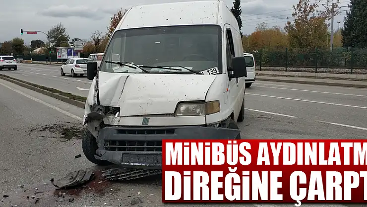Samsun'da minibüs aydınlatma direğine çarptı: 1 yaralı