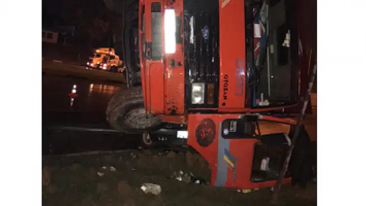 Samsun'da kamyon otomobilin üzerine devrildi: 1 yaralı