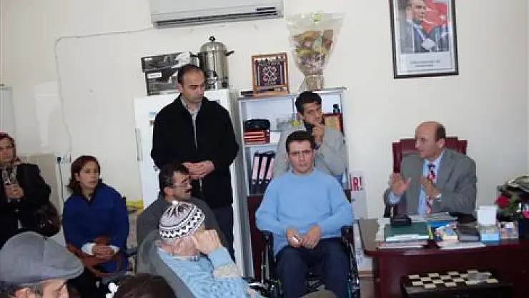 ÇABED tekerlekli sandalyeleri teslim etti