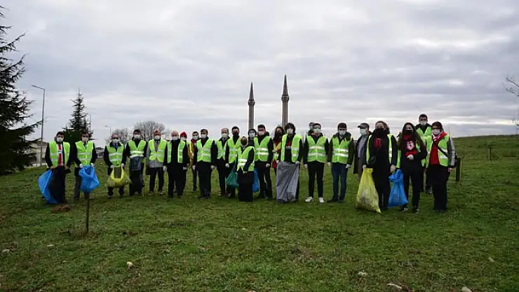 Rektör Ünal, öğrencilerle daha temiz doğa için çöp topladı