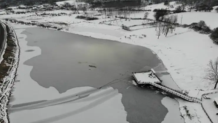 870 hektarlık göl buz tuttu