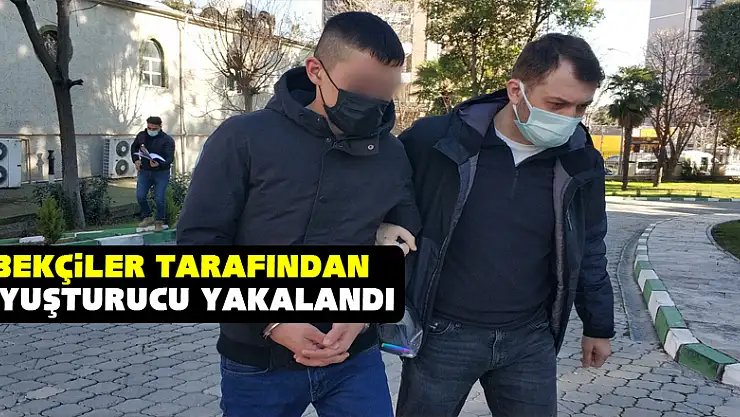 Bekçiler tarafından uyuşturucu hapla yakalandı