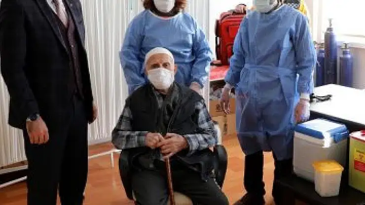 Huzurevi sakinlerine korona aşısı