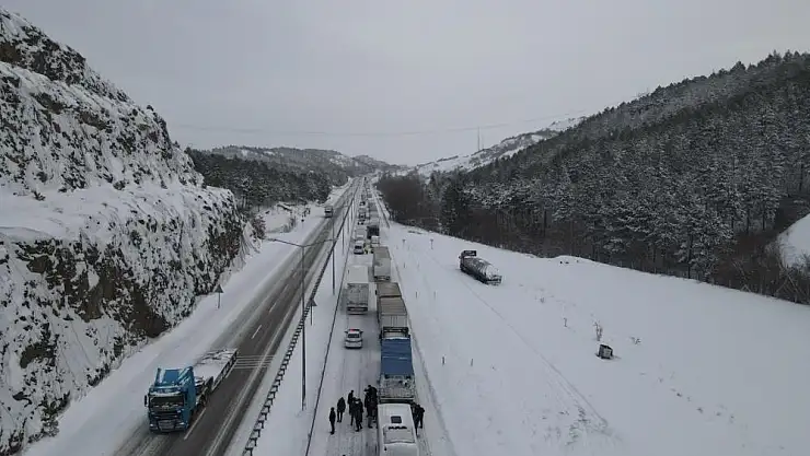 Çorum-Samsun karayolu yoğun kar yağışı ve buzlanma nedeniyle ulaşıma kapandı