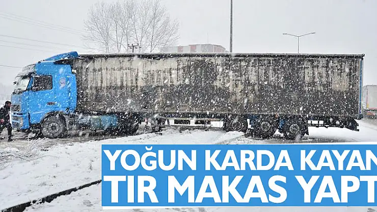 Yoğun karda kayan tır makas yaptı
