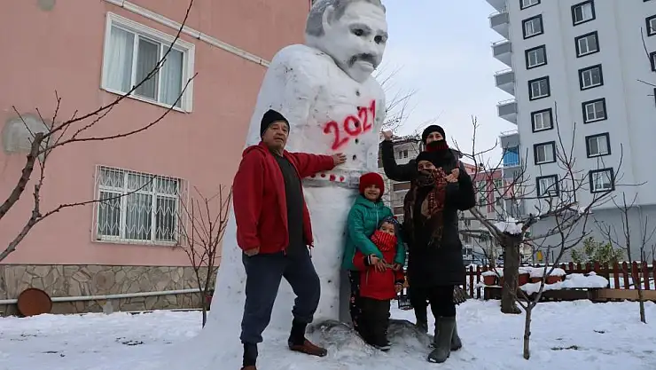 4 metre uzunluğunda dev kardan adam yaptılar