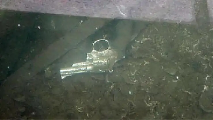 Samsun'da göl içinde fark edilen silah polisi alarma geçirdi