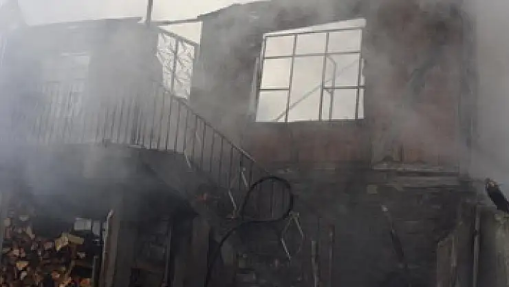 Bafra'da çıkan yangında 2 katlı ev küle döndü