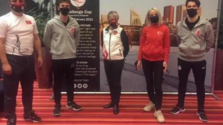 Buz pateni sporcularının gözü madalyada