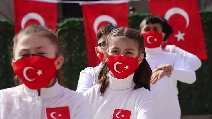 Pandemide Samsun'da rekor kırıldı: 100 öğrencinin katılımıyla 'İstiklal Marşı' işaret diliyle okundu