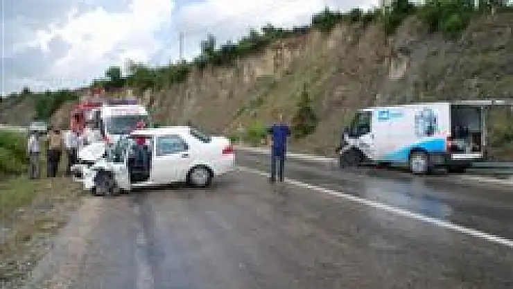 Otomobil minibüsle çarpıştı: 3 Yaralı