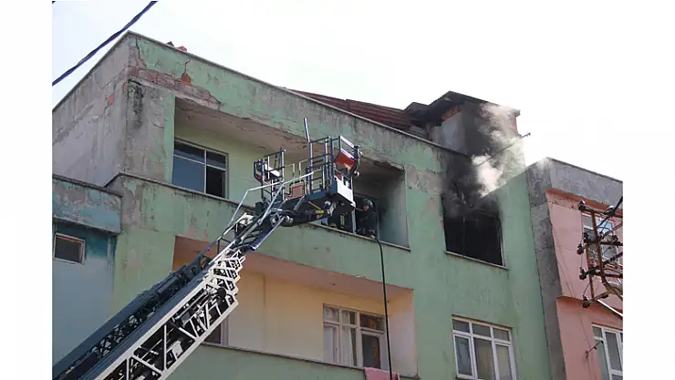 Samsun'da 4 katlı apartmanda yangın paniği