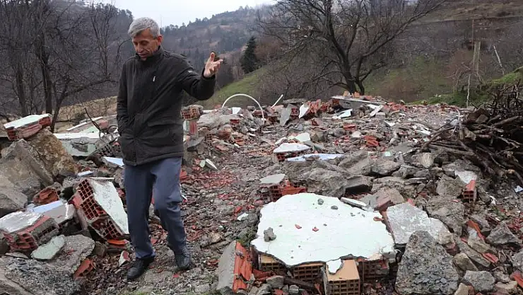 Heyelanda evi yıkılan 8 kişilik aile okulda yaşıyor  