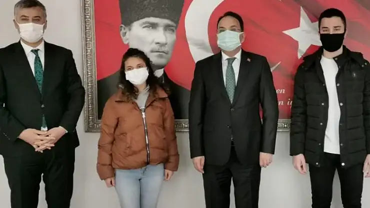 Yarışmada dereceye giren öğrenciler ödüllerini aldı  